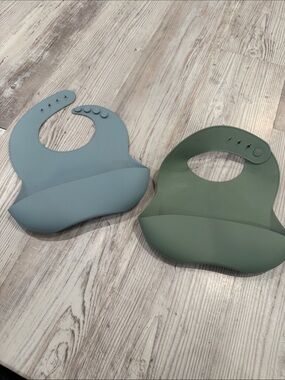 Silicone Catch-All Bibs for Kids — Blue & Green
